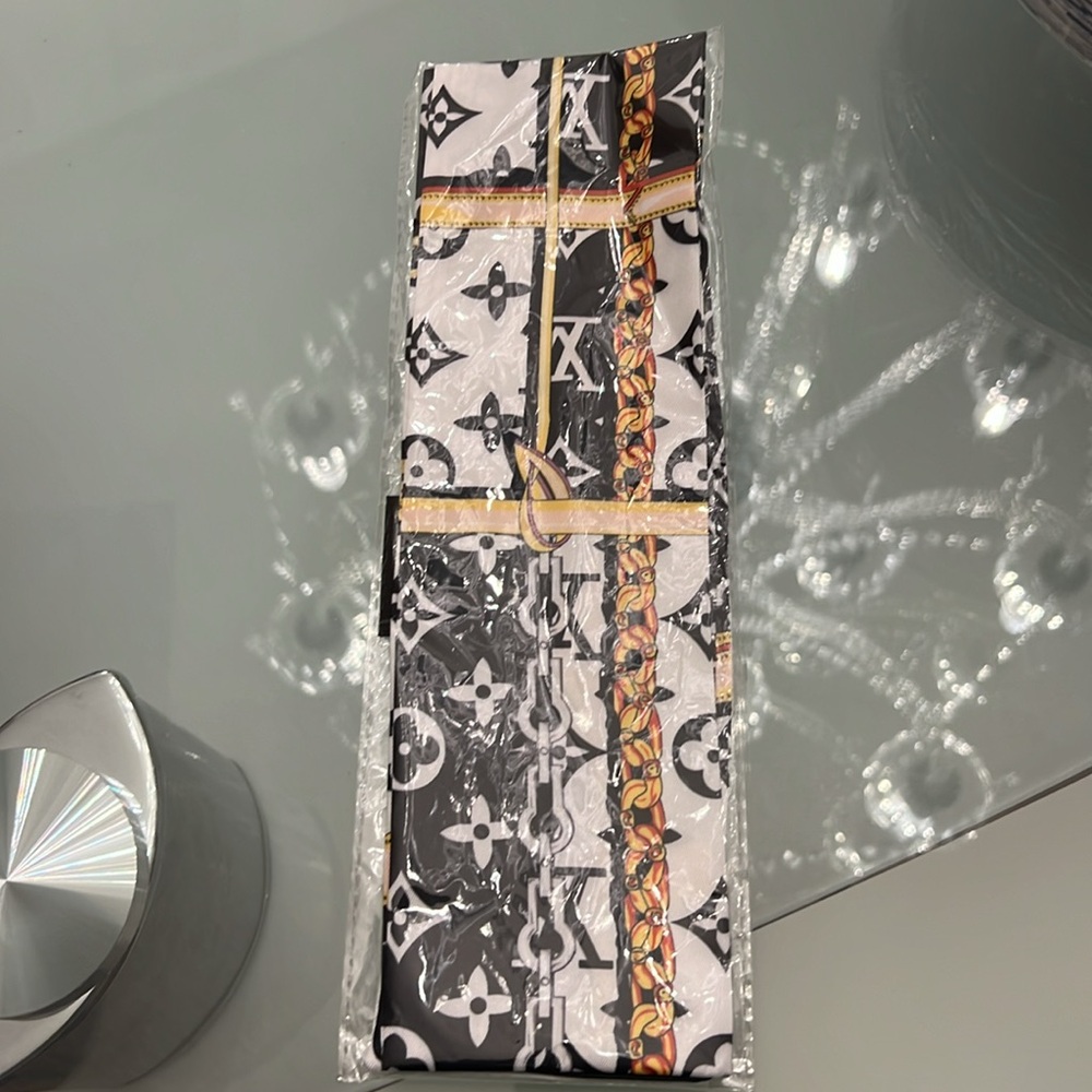 Louis Vuitton Luxury twilly black and white! - Picture 6 of 9